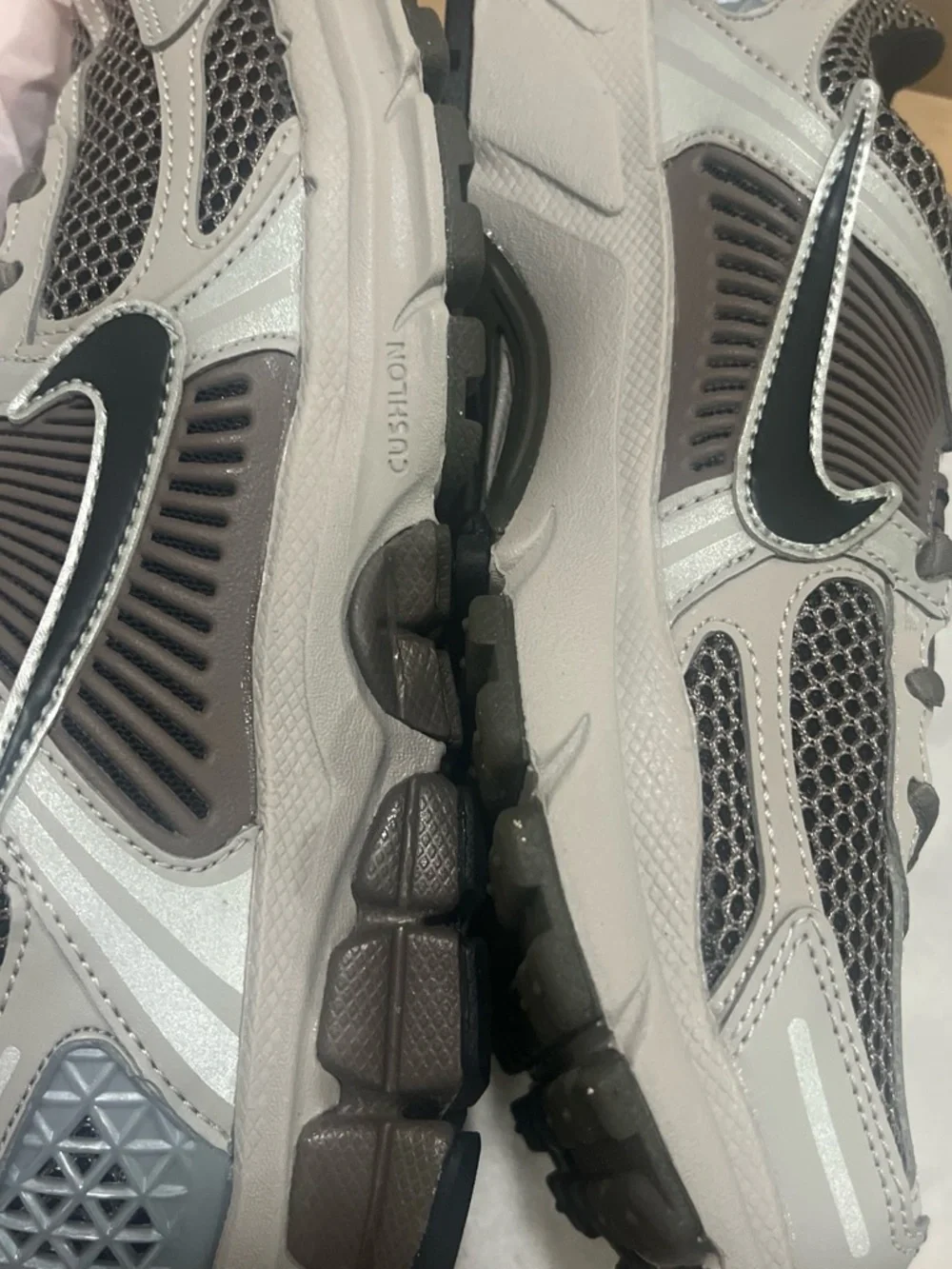 Nike Women’s Vomero  Grey and Black  Mesh Trail Sneakers 6.5w